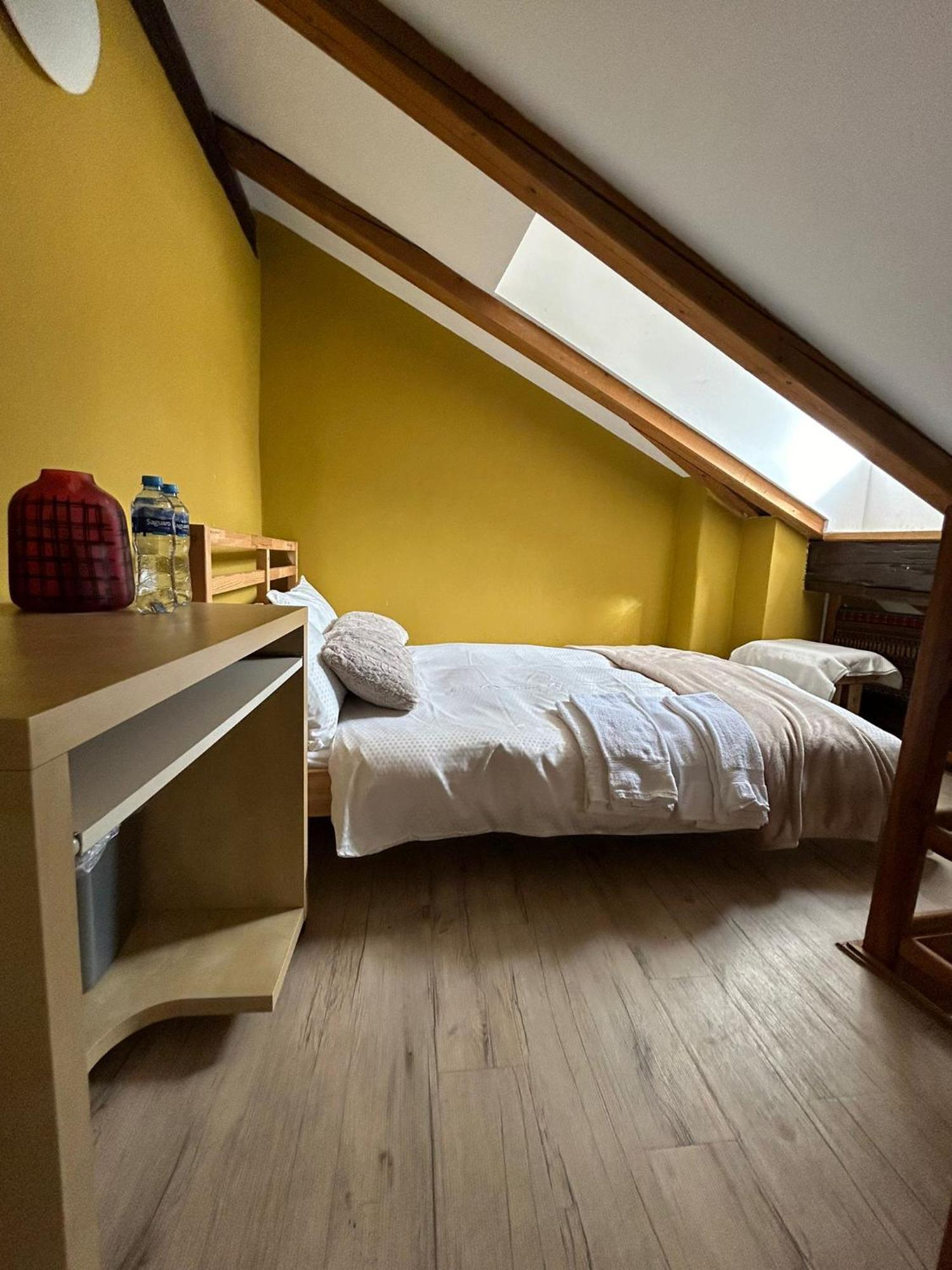 Casa vacanze Cozygem House 2 Mins Walk Charles Bridge Praga